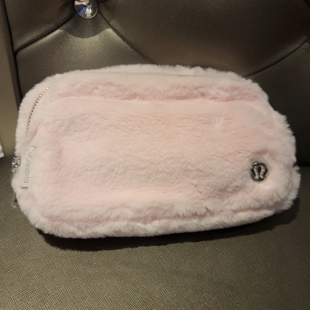Lululemon Everywhere Belt Bag Plush Strawberry Milkshake - Picture 2 of 12